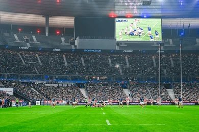 Vue d’un stade sportif rempli de spectateurs
