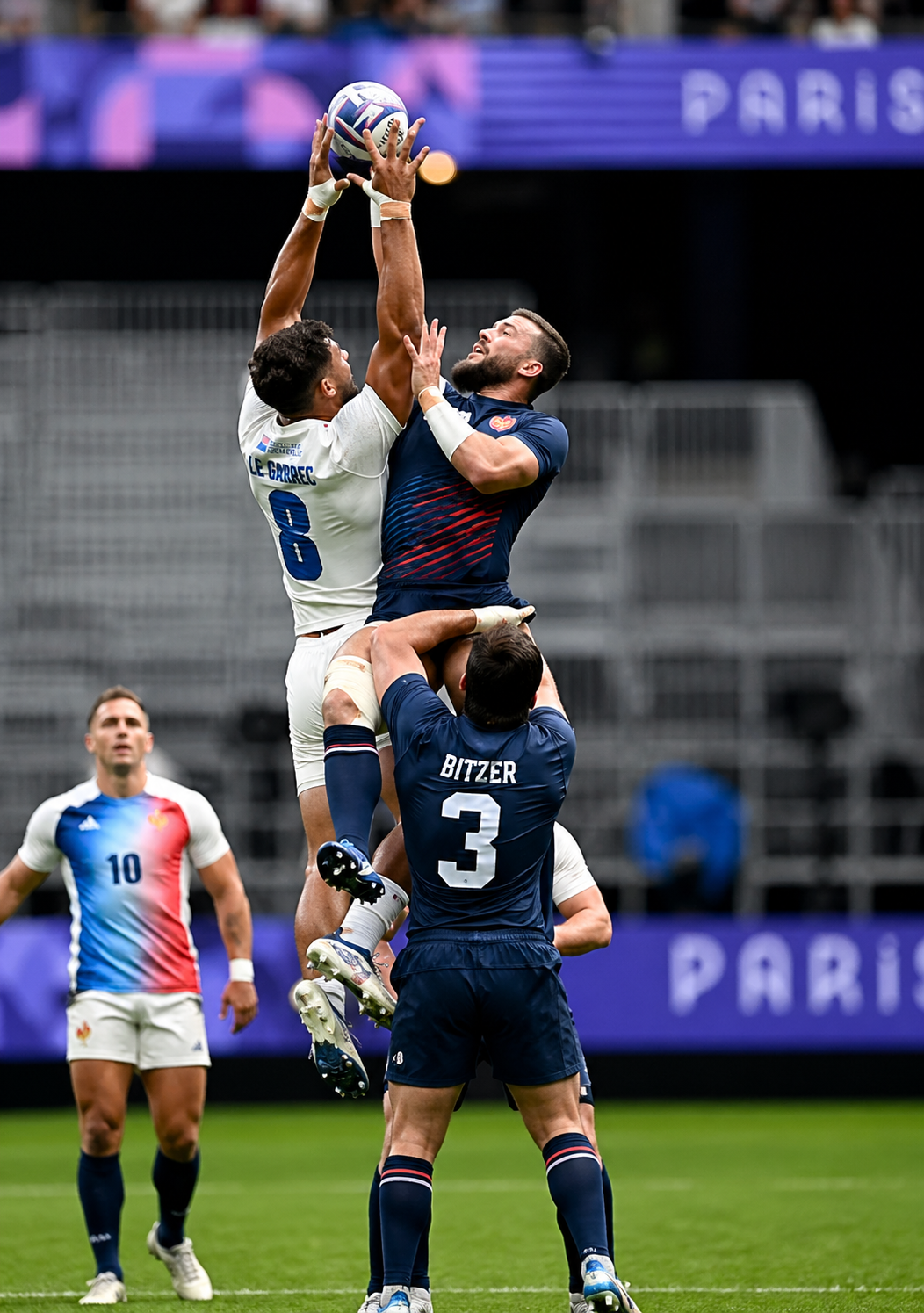 Action de rugby avec duel aérien